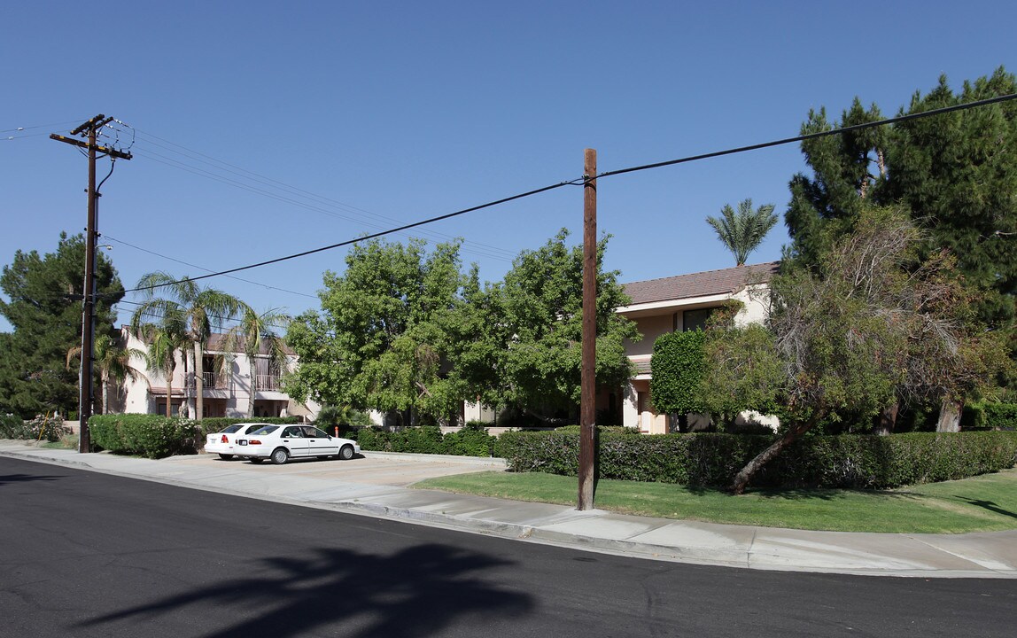 401 N Vista Chino in Palm Springs, CA - Foto de edificio