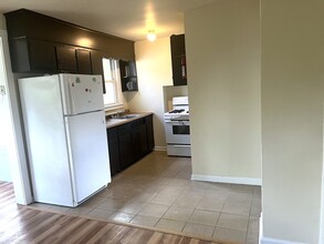 251 Maple Ave, Unit Apt D in South Bound Brook, NJ - Foto de edificio - Building Photo
