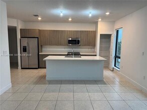 8363 NW 41st St in Doral, FL - Building Photo - Building Photo