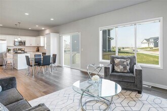 16605 Oakwood Dr in Urbandale, IA - Building Photo - Building Photo