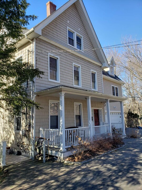 44 Riversville Rd in Greenwich, CT - Building Photo