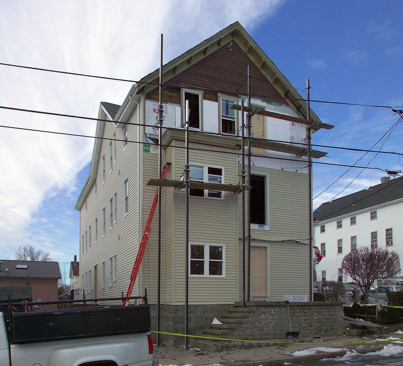 302 Tremont St in Fall River, MA - Building Photo