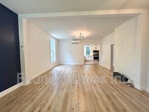 210 Burlington St E in Hamilton, ON - Building Photo - Building Photo