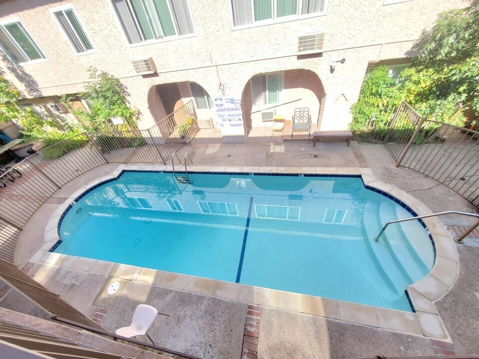 5461 Kester Ave in Los Angeles, CA - Building Photo
