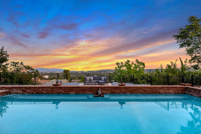 5952 Woodland View Dr in Woodland Hills, CA - Building Photo - Building Photo