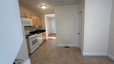 101 Boston Ave, Unit 1 in Medford, MA - Foto de edificio - Building Photo
