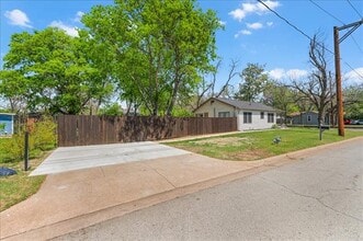 301 Isbell Rd in Fort Worth, TX - Building Photo - Building Photo