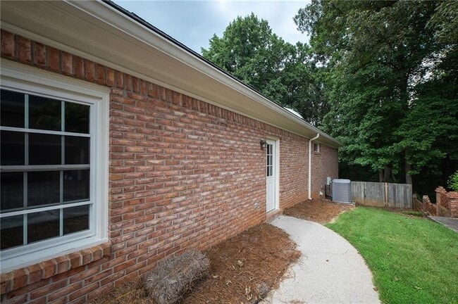 5195 Overbend Trail in Suwanee, GA - Foto de edificio - Building Photo