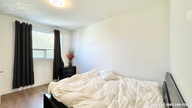 2561 Hurontario St in Mississauga, ON - Building Photo - Building Photo