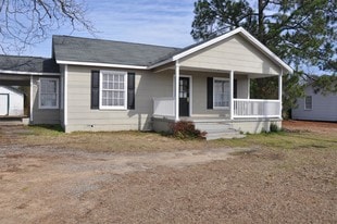 6230 Oak St in Eastman, GA - Building Photo