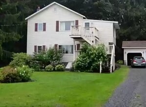 4709 Cedarvale Rd, Unit #2 Upper in Syracuse, NY - Foto de edificio - Building Photo