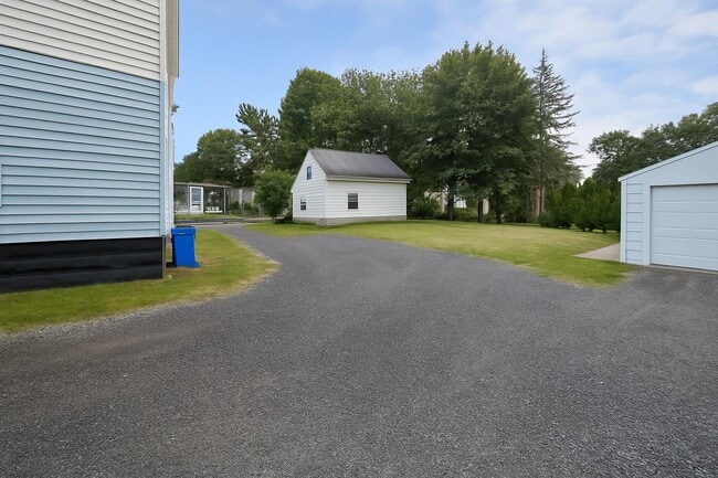 413 Highland Ave in East Syracuse, NY - Building Photo - Building Photo