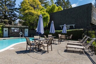 Cedarwood Apartments in Santa Rosa, CA - Building Photo - Building Photo