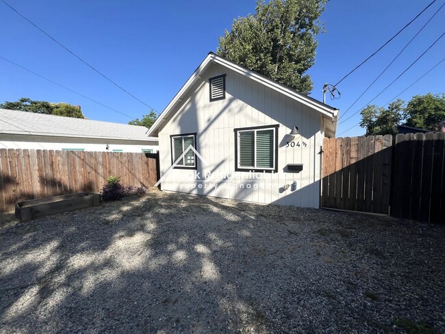 property at 304 1/2 Coloma St