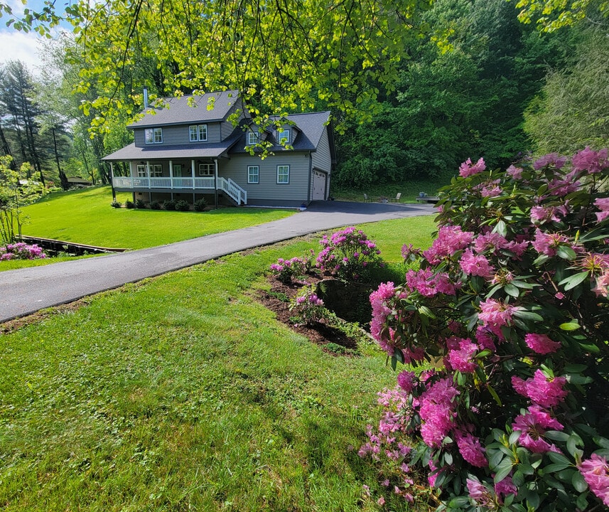 144 Golf Course Rd in Waynesville, NC - Building Photo