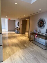 5300 Paseo Blvd in Doral, FL - Foto de edificio - Building Photo