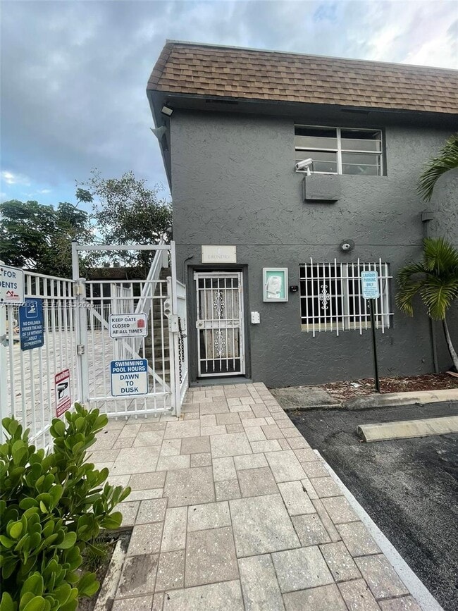 4730 NW 9th Dr in Plantation, FL - Foto de edificio - Building Photo