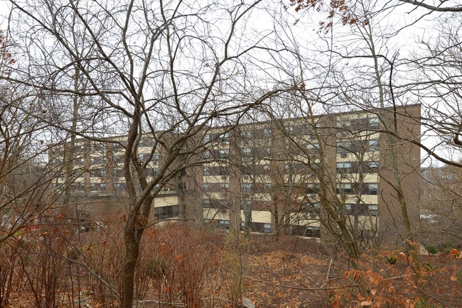 Riveredge Village Apartments in Providence, RI - Foto de edificio - Building Photo