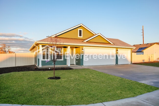 323 Lightning Ave in Middleton, ID - Building Photo - Building Photo