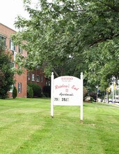 Rainbow's End II Apartments in Euclid, OH - Foto de edificio - Building Photo