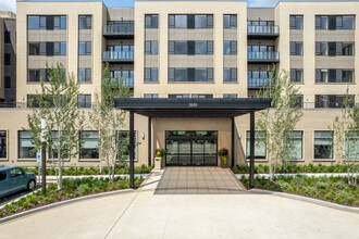 The Sheridan at Oak Brook in Oak Brook, IL - Foto de edificio - Building Photo