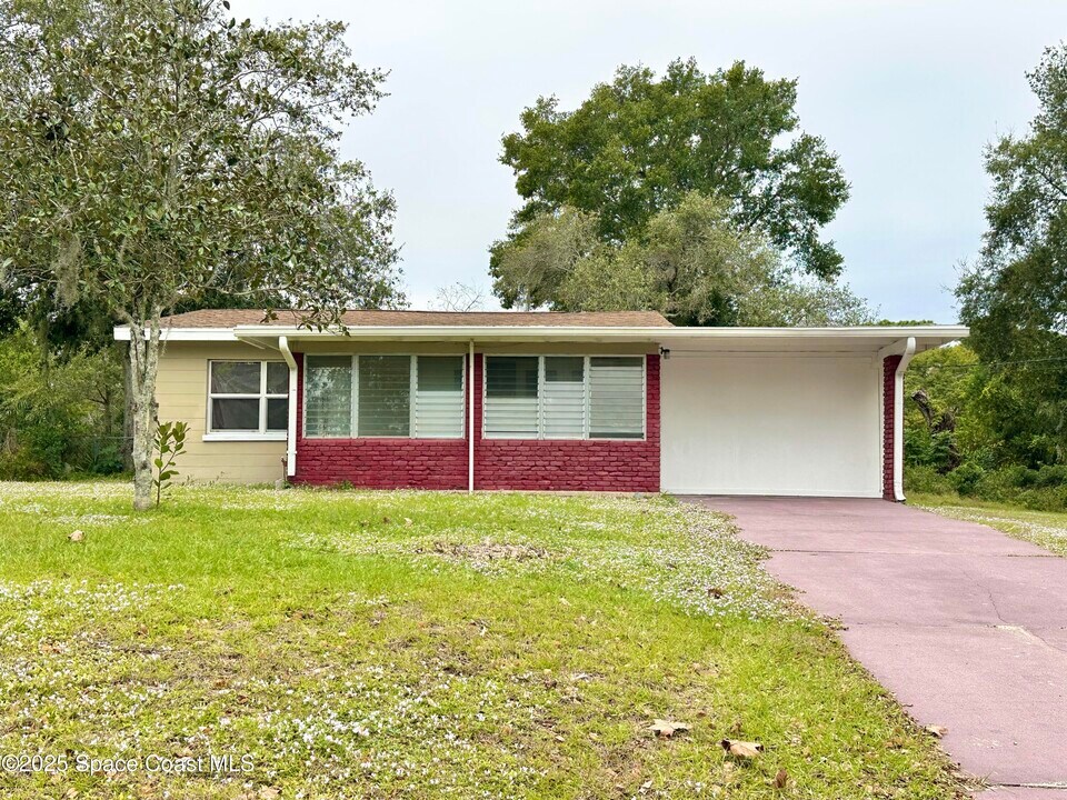 302 Nidy Ave in Titusville, FL - Building Photo