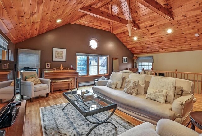 16 Faraway Rd in Armonk, NY - Foto de edificio - Building Photo