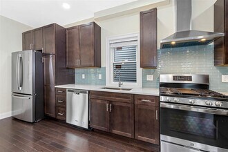 75 Winchester St, Unit 1 in Medford, MA - Foto de edificio - Building Photo