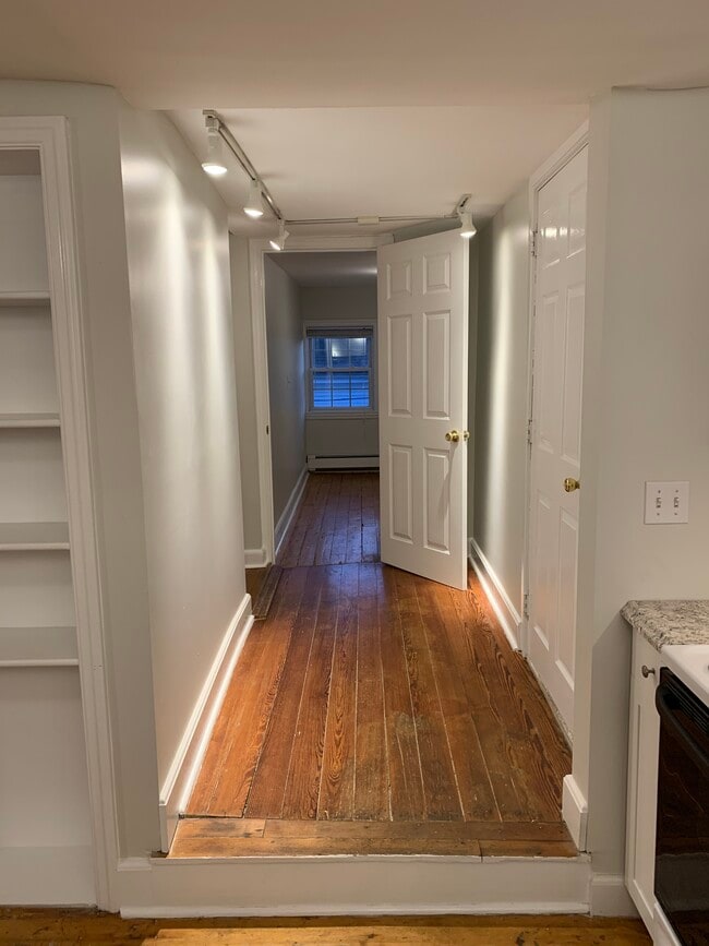 11 Milk St, Unit 3 in Newburyport, MA - Foto de edificio - Building Photo