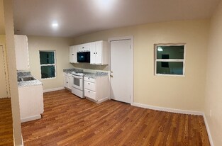 503 N Pearl St in Comanche, TX - Building Photo