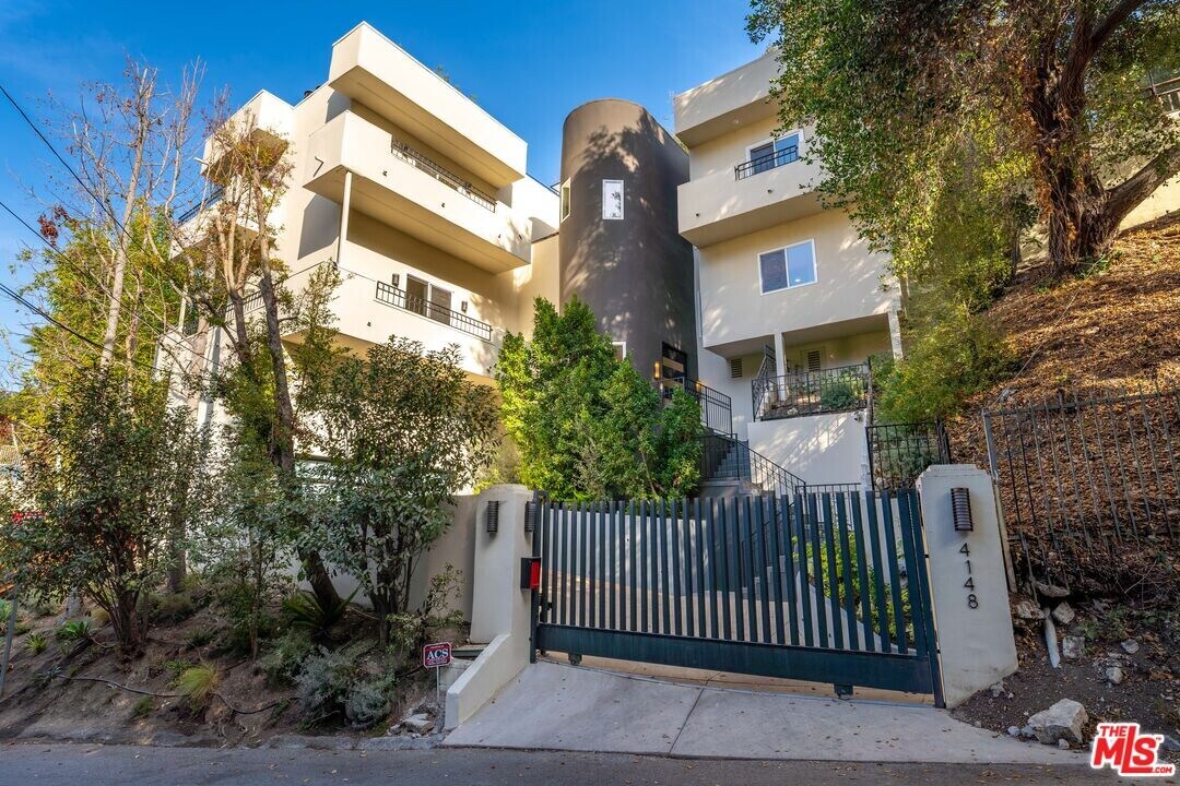 4148 Sunswept Dr in Los Angeles, CA - Building Photo