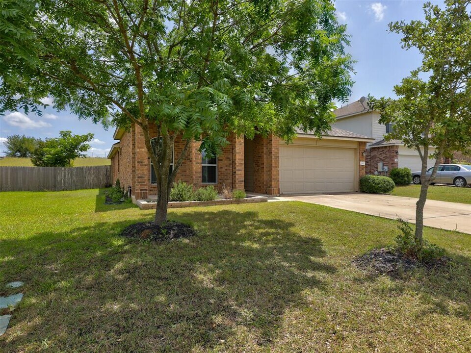 344 Outfitter Dr in Bastrop, TX - Building Photo