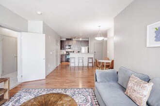 121 E Freedom Way in Cincinnati, OH - Foto de edificio - Building Photo