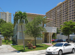 300 Sunset Dr in Fort Lauderdale, FL - Building Photo - Building Photo