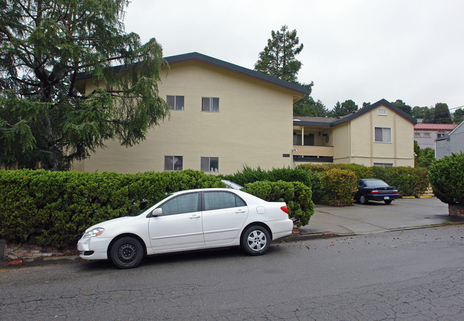 Strawberry Knoll Apartments in Mill Valley, CA - Building Photo - Building Photo