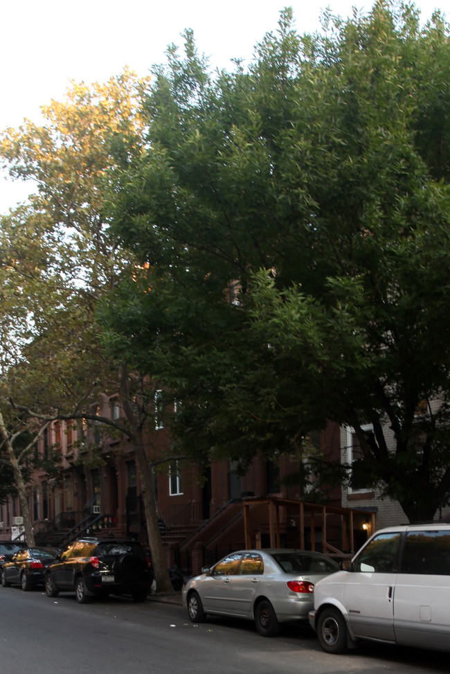 225 W 131st St in New York, NY - Foto de edificio - Building Photo