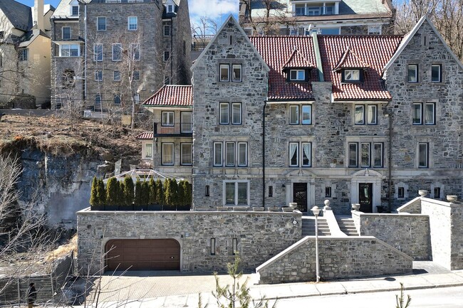 property at 1210 Rue Redpath-Crescent