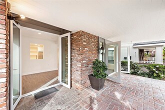 411 Goldenrod Ave, Unit A in Newport Beach, CA - Foto de edificio - Building Photo