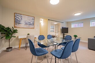 1600 Ross Rd in North Vancouver, BC - Building Photo - Building Photo