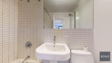 222 E 39th St in New York, NY - Building Photo - Building Photo