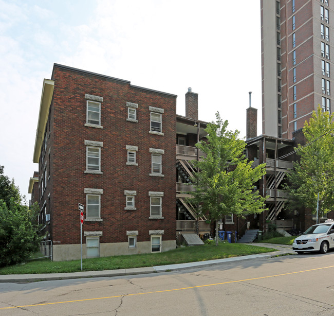 Queen's Court in Hamilton, ON - Building Photo - Building Photo