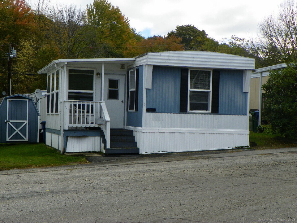 5 Woodland Dr in Waterford, CT - Building Photo