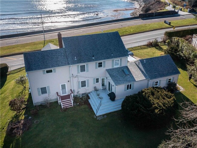 132 Memorial Blvd in Newport, RI - Foto de edificio - Building Photo