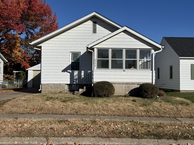 2246 Bellevue Ave in Bettendorf, IA - Foto de edificio - Building Photo