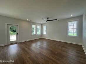 131 Fir St in Cedar Point, NC - Foto de edificio - Building Photo