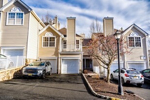 8 Springholm Dr in Berkeley Heights, NJ - Building Photo