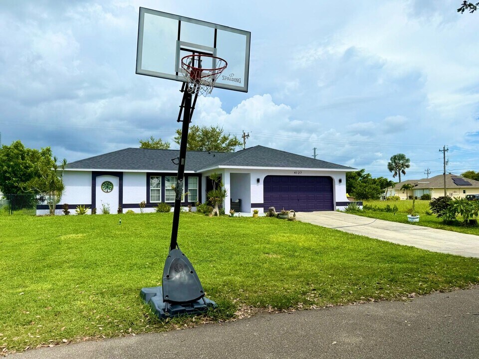 4127 SW 1st Ave in Cape Coral, FL - Building Photo