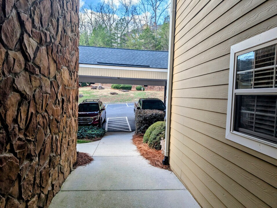 94 Glen Eagle Ct in Clayton, GA - Building Photo