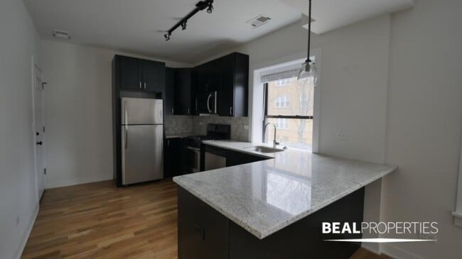 2205 W Eastwood Ave in Chicago, IL - Building Photo - Building Photo