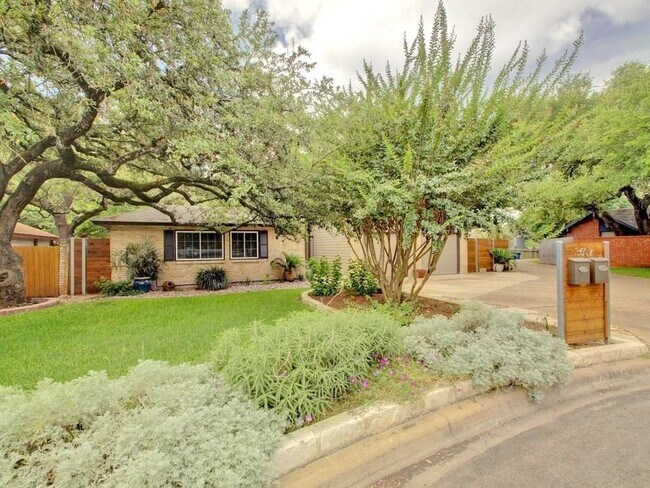 3607 Summit Bend in Austin, TX - Building Photo - Building Photo